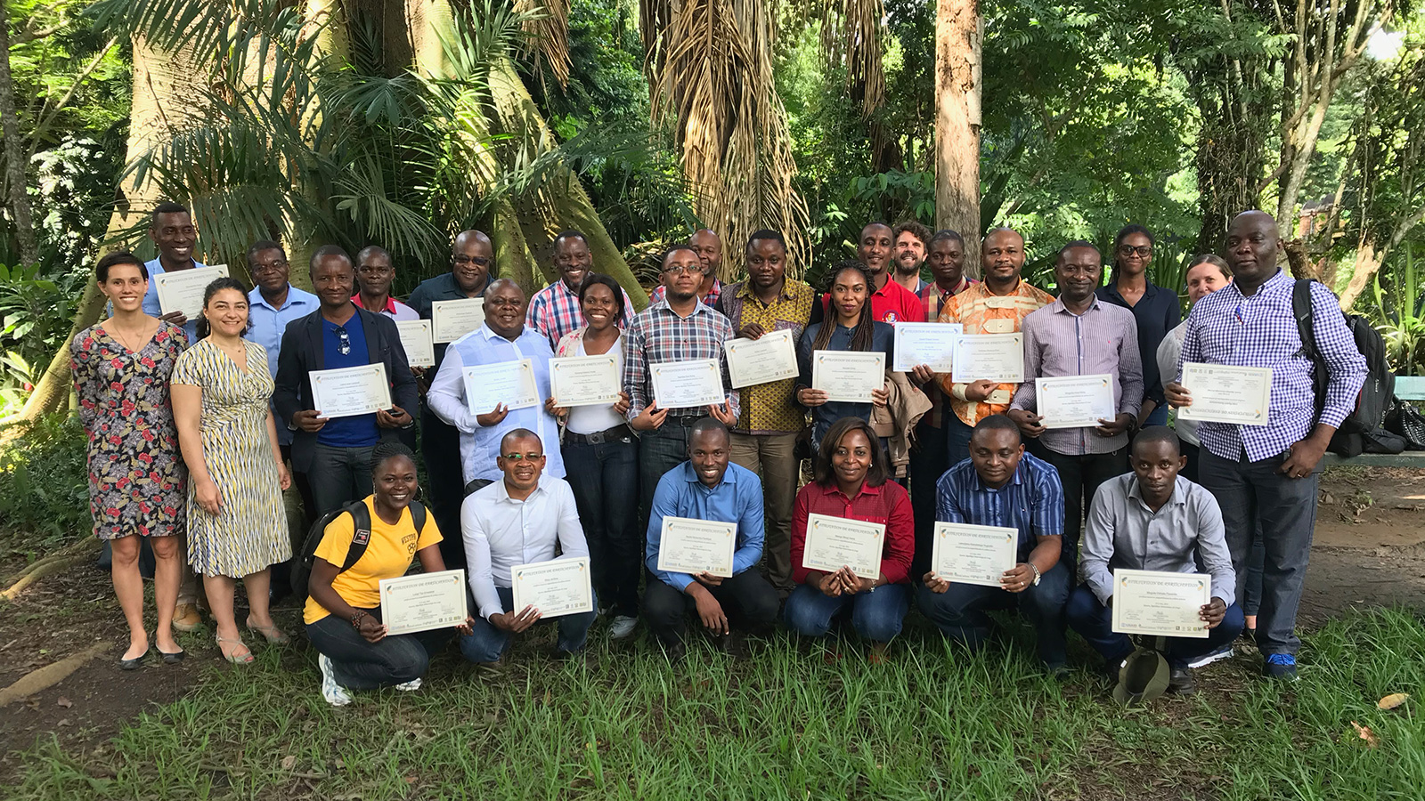 Groep afgestudeerden met certificaten van de Africa Carbon Accounting Courses van het Carbon Institute