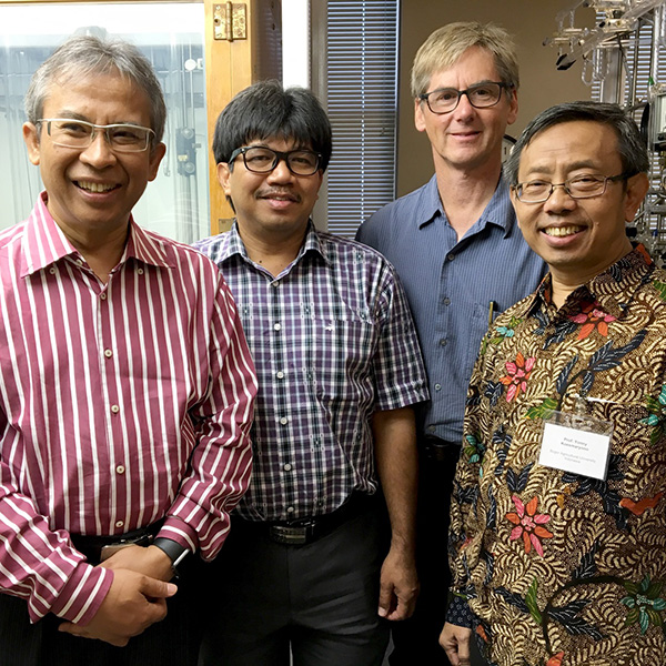 El equipo de estudio de caso de contabilidad de carbono del Instituto de Carbono de Indonesia con Rizaldi Boer